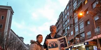 Racismo | Adolfo Salazar y su hijo pequeño, José, sosteniendo una foto de sus difuntos padres. / Okba Mohammad