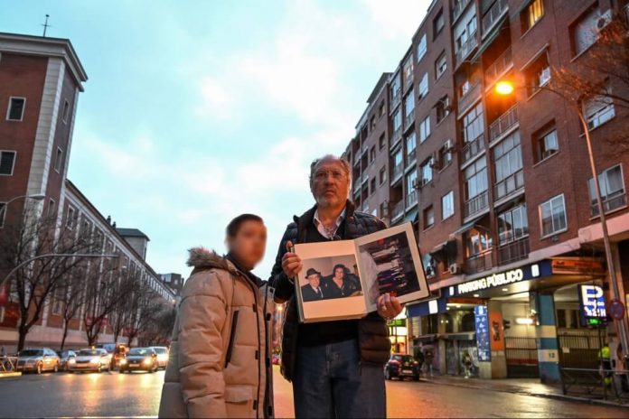 Racismo | Adolfo Salazar y su hijo pequeño, José, sosteniendo una foto de sus difuntos padres. / Okba Mohammad