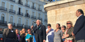 Esteban Ibarra, presidente del Movimiento contra la Intolerancia y Juan de Dios Ramírez-Heredia, presidente de la Unión del Pueblo Romaní en una manifestación de apoyo al pueblo gitano en la Puerta del Sol de Madrid