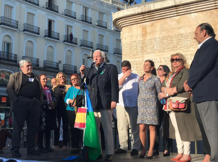 Esteban Ibarra, presidente del Movimiento contra la Intolerancia y Juan de Dios Ramírez-Heredia, presidente de la Unión del Pueblo Romaní en una manifestación de apoyo al pueblo gitano en la Puerta del Sol de Madrid