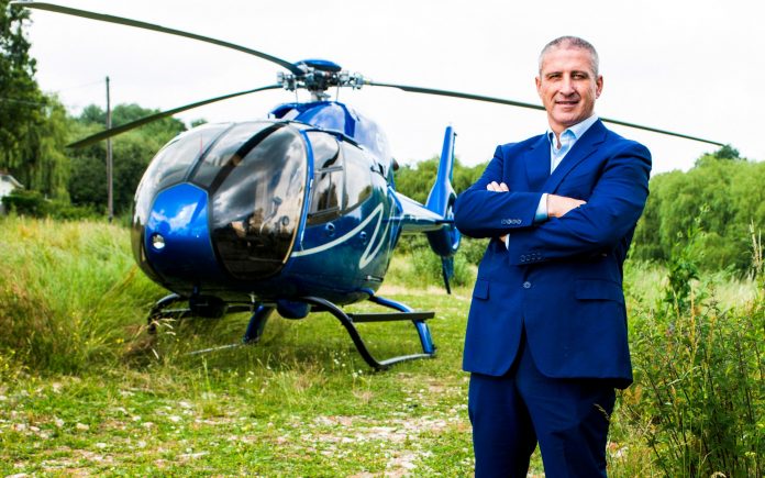 Alfie Best junto al helicóptero Aston Martin